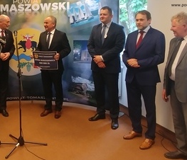 Zdjęcie z galerii: Ponad 26,5 miliona złotych z Funduszu Inwestycji Samorządowych w ramach tarczy dla samorządów dla powiatu tomaszowskiego