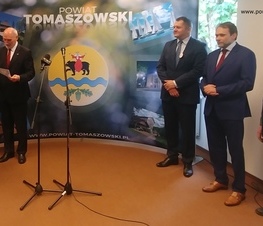 Zdjęcie z galerii: Ponad 26,5 miliona złotych z Funduszu Inwestycji Samorządowych w ramach tarczy dla samorządów dla powiatu tomaszowskiego