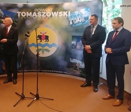 Zdjęcie z galerii: Ponad 26,5 miliona złotych z Funduszu Inwestycji Samorządowych w ramach tarczy dla samorządów dla powiatu tomaszowskiego