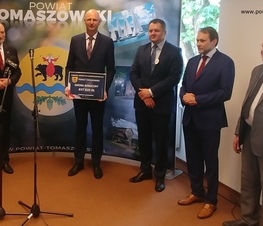 Zdjęcie z galerii: Ponad 26,5 miliona złotych z Funduszu Inwestycji Samorządowych w ramach tarczy dla samorządów dla powiatu tomaszowskiego