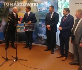 Zdjęcie z galerii: Ponad 26,5 miliona złotych z Funduszu Inwestycji Samorządowych w ramach tarczy dla samorządów dla powiatu tomaszowskiego