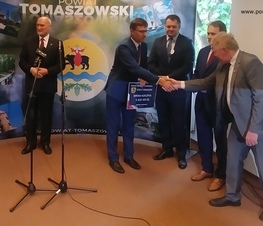 Zdjęcie z galerii: Ponad 26,5 miliona złotych z Funduszu Inwestycji Samorządowych w ramach tarczy dla samorządów dla powiatu tomaszowskiego