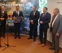 Zdjęcie z galerii: Ponad 26,5 miliona złotych z Funduszu Inwestycji Samorządowych w ramach tarczy dla samorządów dla powiatu tomaszowskiego