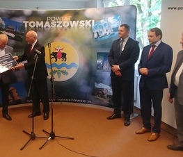 Zdjęcie z galerii: Ponad 26,5 miliona złotych z Funduszu Inwestycji Samorządowych w ramach tarczy dla samorządów dla powiatu tomaszowskiego