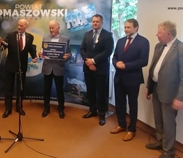 Zdjęcie z galerii: Ponad 26,5 miliona złotych z Funduszu Inwestycji Samorządowych w ramach tarczy dla samorządów dla powiatu tomaszowskiego