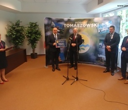 Zdjęcie z galerii: Ponad 26,5 miliona złotych z Funduszu Inwestycji Samorządowych w ramach tarczy dla samorządów dla powiatu tomaszowskiego