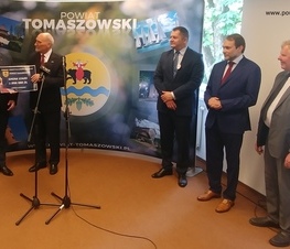 Zdjęcie z galerii: Ponad 26,5 miliona złotych z Funduszu Inwestycji Samorządowych w ramach tarczy dla samorządów dla powiatu tomaszowskiego