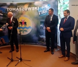 Zdjęcie z galerii: Ponad 26,5 miliona złotych z Funduszu Inwestycji Samorządowych w ramach tarczy dla samorządów dla powiatu tomaszowskiego