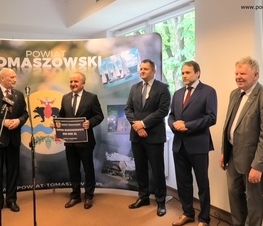 Zdjęcie z galerii: Ponad 26,5 miliona złotych z Funduszu Inwestycji Samorządowych w ramach tarczy dla samorządów dla powiatu tomaszowskiego