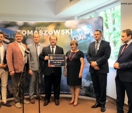 Zdjęcie z galerii: Ponad 26,5 miliona złotych z Funduszu Inwestycji Samorządowych w ramach tarczy dla samorządów dla powiatu tomaszowskiego
