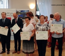 Zdjęcie z galerii: Po 10 tysięcy zł. dla 16 sołectw z powiatu tomaszowskiego