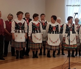 Zdjęcie z galerii: Występy zespołów Fajne Babki i Ludowiacy od Będkowa na uroczystości wręczenia grantów dla sołectw z powiatu tomaszowskiego