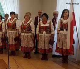 Zdjęcie z galerii: Występy zespołów Fajne Babki i Ludowiacy od Będkowa na uroczystości wręczenia grantów dla sołectw z powiatu tomaszowskiego