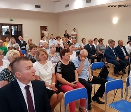 Zdjęcie z galerii: Występy zespołów Fajne Babki i Ludowiacy od Będkowa na uroczystości wręczenia grantów dla sołectw z powiatu tomaszowskiego