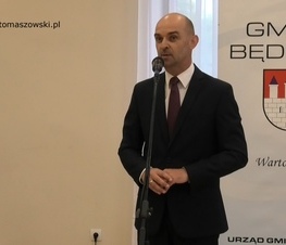 Zdjęcie z galerii: Występy zespołów Fajne Babki i Ludowiacy od Będkowa na uroczystości wręczenia grantów dla sołectw z powiatu tomaszowskiego