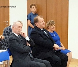 Zdjęcie z galerii: Występy zespołów Fajne Babki i Ludowiacy od Będkowa na uroczystości wręczenia grantów dla sołectw z powiatu tomaszowskiego