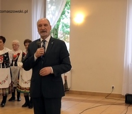 Zdjęcie z galerii: Występy zespołów Fajne Babki i Ludowiacy od Będkowa na uroczystości wręczenia grantów dla sołectw z powiatu tomaszowskiego
