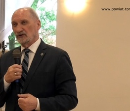 Zdjęcie z galerii: Występy zespołów Fajne Babki i Ludowiacy od Będkowa na uroczystości wręczenia grantów dla sołectw z powiatu tomaszowskiego