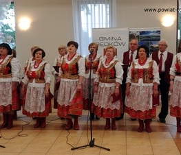 Zdjęcie z galerii: Występy zespołów Fajne Babki i Ludowiacy od Będkowa na uroczystości wręczenia grantów dla sołectw z powiatu tomaszowskiego