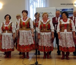 Zdjęcie z galerii: Występy zespołów Fajne Babki i Ludowiacy od Będkowa na uroczystości wręczenia grantów dla sołectw z powiatu tomaszowskiego