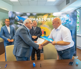 Zdjęcie z galerii: Kolejna transza sprzętu medycznego i środków ochrony osobistej trafiła do Tomaszowskiego Centrum Zdrowia