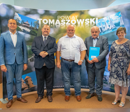 Zdjęcie z galerii: Kolejna transza sprzętu medycznego i środków ochrony osobistej trafiła do Tomaszowskiego Centrum Zdrowia