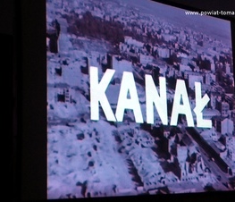 Zdjęcie z galerii: Minirecital piosenek patriotycznych i projekcja filmu „Kanał” w 76. rocznicę wybuchu Powstania Warszawskiego