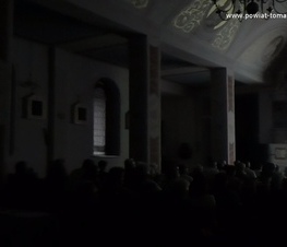 Zdjęcie z galerii: W Kinie plenerowym w ramach Klubu filmowego Powiatowego Centrum Animacji Społecznej projekcja filmu pt. Najświętsze serce”