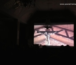 Zdjęcie z galerii: W Kinie plenerowym w ramach Klubu filmowego Powiatowego Centrum Animacji Społecznej projekcja filmu pt. Najświętsze serce”