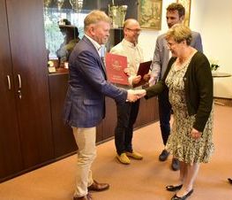 Zdjęcie z galerii: Nagrody jubileuszowe dla dyrektorów szkół