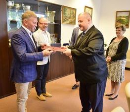 Zdjęcie z galerii: Nagrody jubileuszowe dla dyrektorów szkół