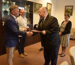 Zdjęcie z galerii: Nagrody jubileuszowe dla dyrektorów szkół