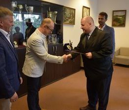 Zdjęcie z galerii: Nagrody jubileuszowe dla dyrektorów szkół