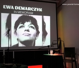 Zdjęcie z galerii: Kwiaty z napisem „Madonnie – Tomaszów”, ufundowane  przez Mariusza Sobańskiego, złożone na grobie Ewy Demarczyk