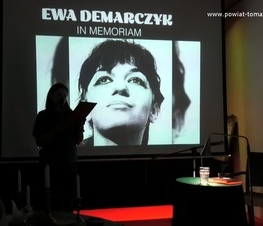 Zdjęcie z galerii: Kwiaty z napisem „Madonnie – Tomaszów”, ufundowane  przez Mariusza Sobańskiego, złożone na grobie Ewy Demarczyk
