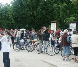 Zdjęcie z galerii: UROCZYSTOŚCI OTWARCIA CIĄGU PIESZO-ROWEROWEGO Z TOMASZOWA MAZ. DO SPAŁY