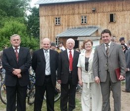 Zdjęcie z galerii: UROCZYSTOŚCI OTWARCIA CIĄGU PIESZO-ROWEROWEGO Z TOMASZOWA MAZ. DO SPAŁY