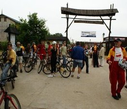 Zdjęcie z galerii: UROCZYSTOŚCI OTWARCIA CIĄGU PIESZO-ROWEROWEGO Z TOMASZOWA MAZ. DO SPAŁY