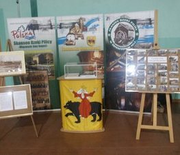Zdjęcie z galerii: IV Powiatowe Spotkanie Noworoczne pt:'Perły architektury i pejzaż mojej małej ojczyzny' - 30 I 2008 r.