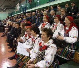 Zdjęcie z galerii: I Powiatowe Samorządowe Spotkanie Noworoczne połączone z VIII Sesją Uniwersytetu Ludowego nt. 'Wartości życia codziennego gmin konieczne w budowie dobra wspólnego Powiatu Tomaszowskiego' - 07.01.2005