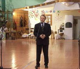 Zdjęcie z galerii: I Powiatowe Samorządowe Spotkanie Noworoczne połączone z VIII Sesją Uniwersytetu Ludowego nt. 'Wartości życia codziennego gmin konieczne w budowie dobra wspólnego Powiatu Tomaszowskiego' - 07.01.2005