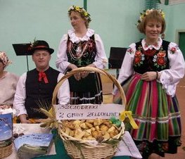 Zdjęcie z galerii: I Powiatowe Samorządowe Spotkanie Noworoczne połączone z VIII Sesją Uniwersytetu Ludowego nt. 'Wartości życia codziennego gmin konieczne w budowie dobra wspólnego Powiatu Tomaszowskiego' - 07.01.2005