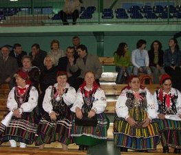 Zdjęcie z galerii: I Powiatowe Samorządowe Spotkanie Noworoczne połączone z VIII Sesją Uniwersytetu Ludowego nt. 'Wartości życia codziennego gmin konieczne w budowie dobra wspólnego Powiatu Tomaszowskiego' - 07.01.2005