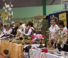 Zdjęcie z galerii: I Powiatowe Samorządowe Spotkanie Noworoczne połączone z VIII Sesją Uniwersytetu Ludowego nt. 'Wartości życia codziennego gmin konieczne w budowie dobra wspólnego Powiatu Tomaszowskiego' - 07.01.2005