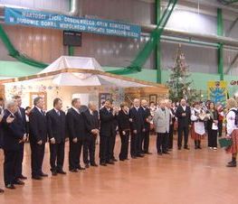 Zdjęcie z galerii: I Powiatowe Samorządowe Spotkanie Noworoczne połączone z VIII Sesją Uniwersytetu Ludowego nt. 'Wartości życia codziennego gmin konieczne w budowie dobra wspólnego Powiatu Tomaszowskiego' - 07.01.2005