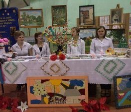 Zdjęcie z galerii: I Powiatowe Samorządowe Spotkanie Noworoczne połączone z VIII Sesją Uniwersytetu Ludowego nt. 'Wartości życia codziennego gmin konieczne w budowie dobra wspólnego Powiatu Tomaszowskiego' - 07.01.2005