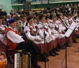 Zdjęcie z galerii: I Powiatowe Samorządowe Spotkanie Noworoczne połączone z VIII Sesją Uniwersytetu Ludowego nt. 'Wartości życia codziennego gmin konieczne w budowie dobra wspólnego Powiatu Tomaszowskiego' - 07.01.2005