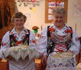 Zdjęcie z galerii: I Powiatowe Samorządowe Spotkanie Noworoczne połączone z VIII Sesją Uniwersytetu Ludowego nt. 'Wartości życia codziennego gmin konieczne w budowie dobra wspólnego Powiatu Tomaszowskiego' - 07.01.2005
