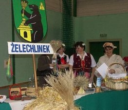 Zdjęcie z galerii: I Powiatowe Samorządowe Spotkanie Noworoczne połączone z VIII Sesją Uniwersytetu Ludowego nt. 'Wartości życia codziennego gmin konieczne w budowie dobra wspólnego Powiatu Tomaszowskiego' - 07.01.2005