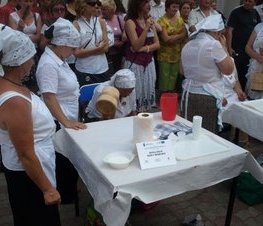 Zdjęcie z galerii: III Powiatowy Konkurs Ubijania Masła w Lubochni - 18.07.2009 r.